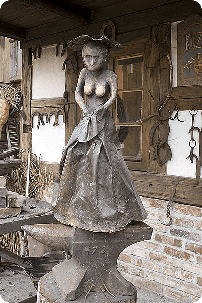 Hölzerne Statuette -  DRE030